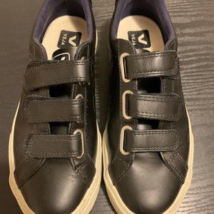 VEJA BLACK LEATHER- ONLY WORN TWICE